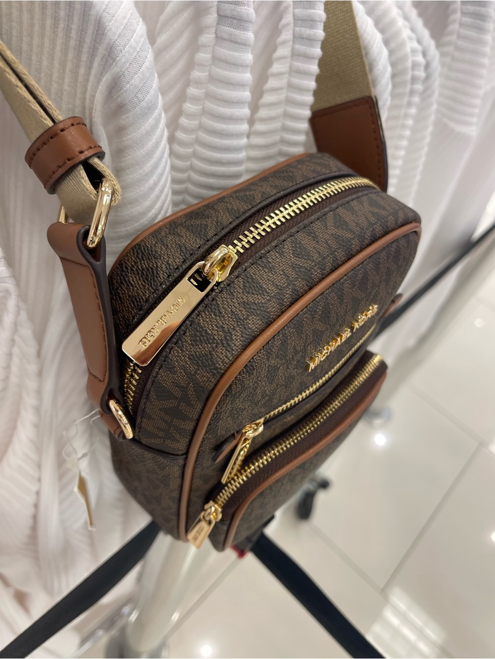 MICHAEL KORS Jet Set Medium Flight NS Pocket Signature Logo Crossbody
Brown
NWT - Picture 10 of 16